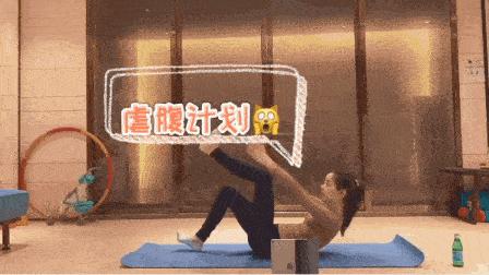 章泽天肚大如萝身材变化令人惊叹，露出不到3厘米的腿间距