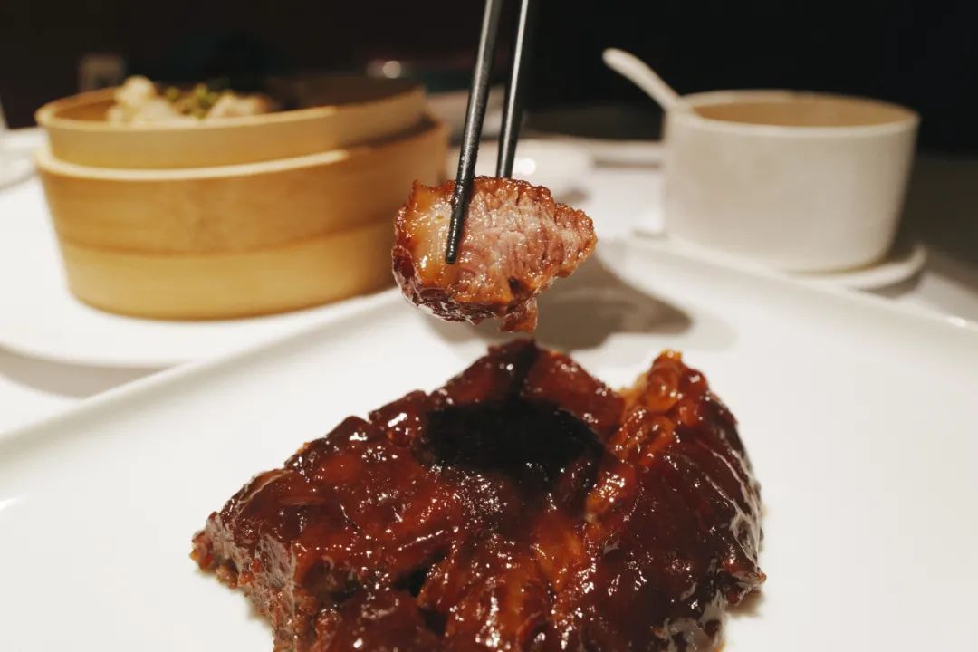 配备一星米其林黑珍珠餐厅,比米其林黑珍珠高端的餐厅