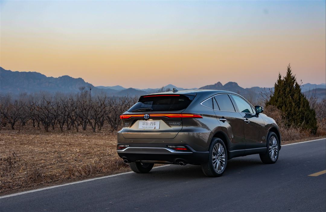 测试丰田凌放LED大灯,迷人的眼睛不露锋芒