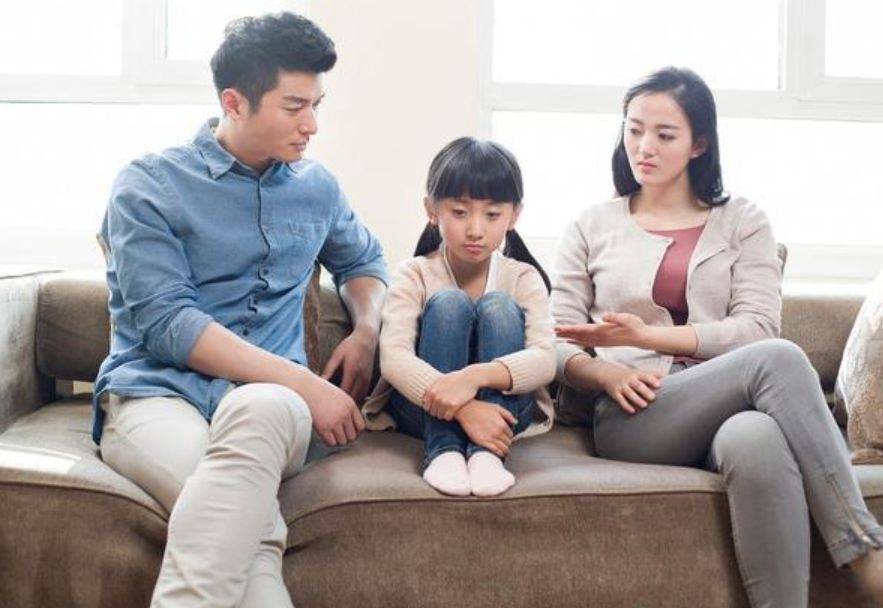 嘴对嘴接吻，当众强吻30岁女儿，没边界感的明星父母有多离谱？