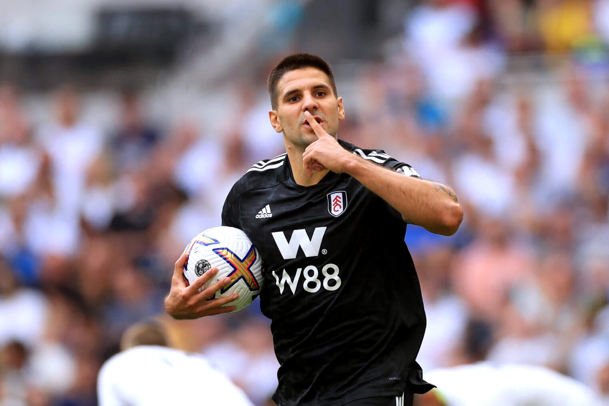 英超最后一轮阿森纳换了个新球衣,英超新赛季球衣阿森纳