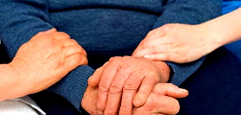 老教授被养老院虐待,89岁老人被护工脱裤殴打