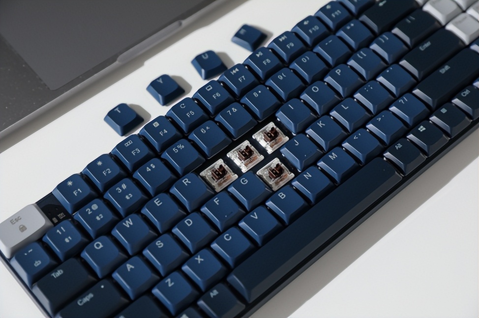 键盘上的字母不是按abcd排列,键盘左右变成abcd怎么调回来