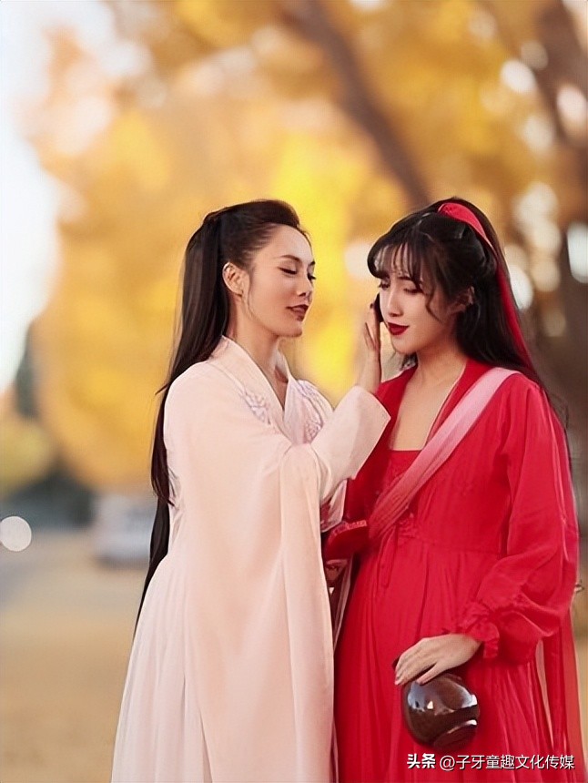 川妹子穿汉服在国外,穿红衣汉服走在国外街头