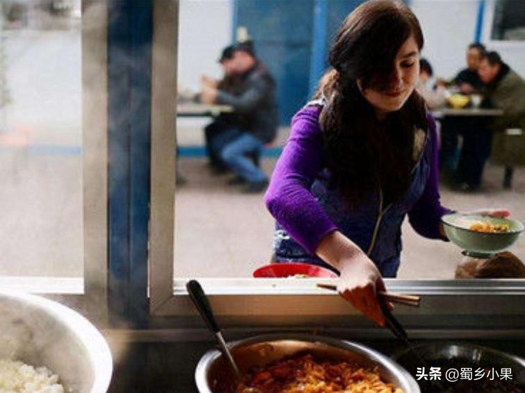 外国美女嫁45岁工地大叔,外国姑娘爱上45岁农民工