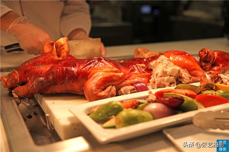 悬挂五星红旗豪华邮轮招商伊敦号，穿过百年历史尘烟再次启航