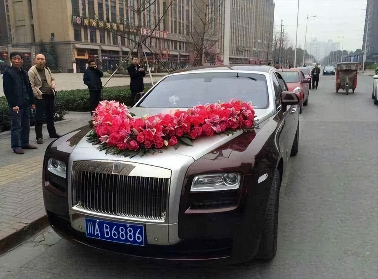 租500万劳斯莱斯去接亲,一大妈讨要红包掰断劳斯莱斯车标