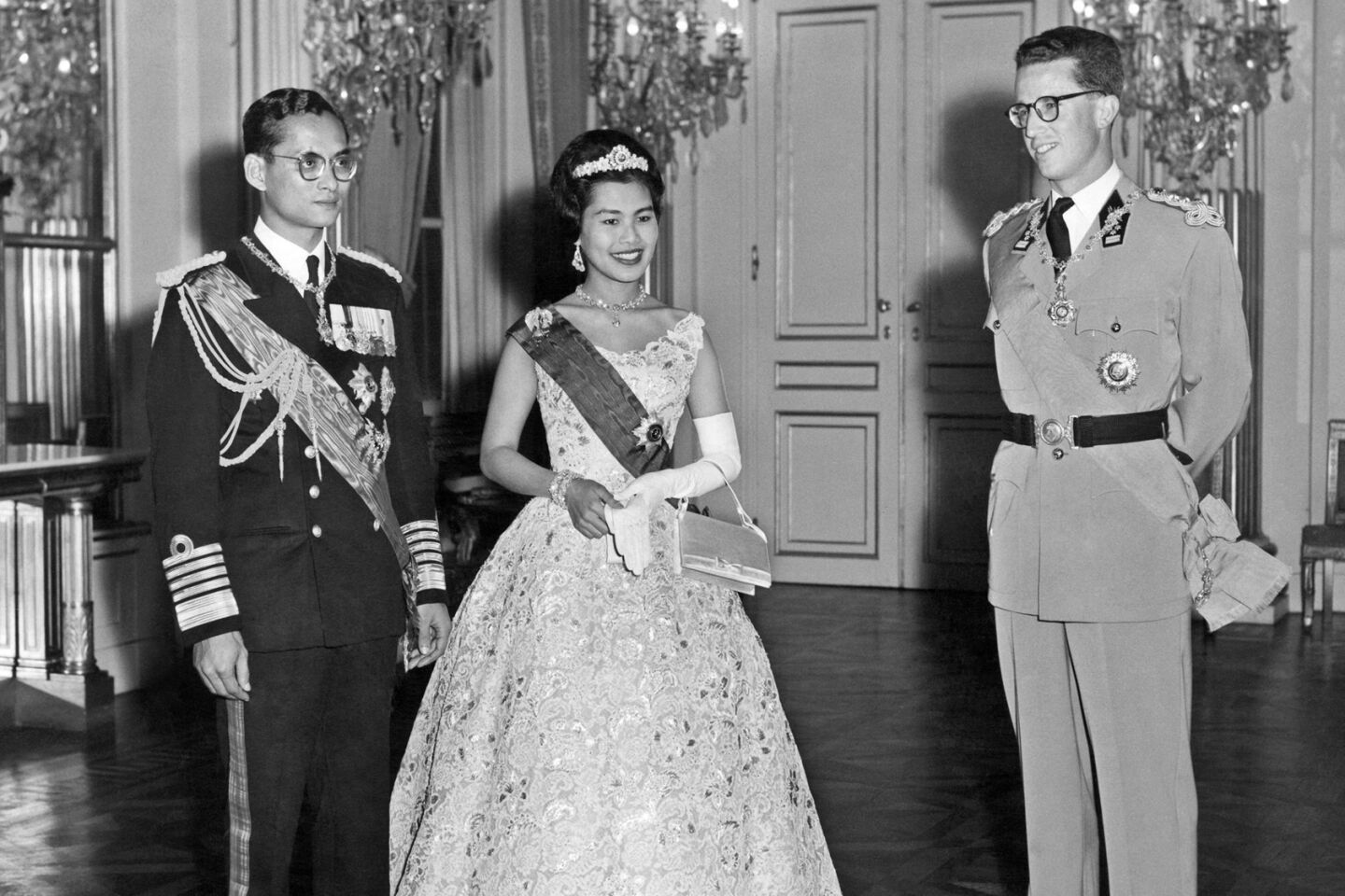 泰国诗丽吉王妃皇冠图片,泰国王冠高清图