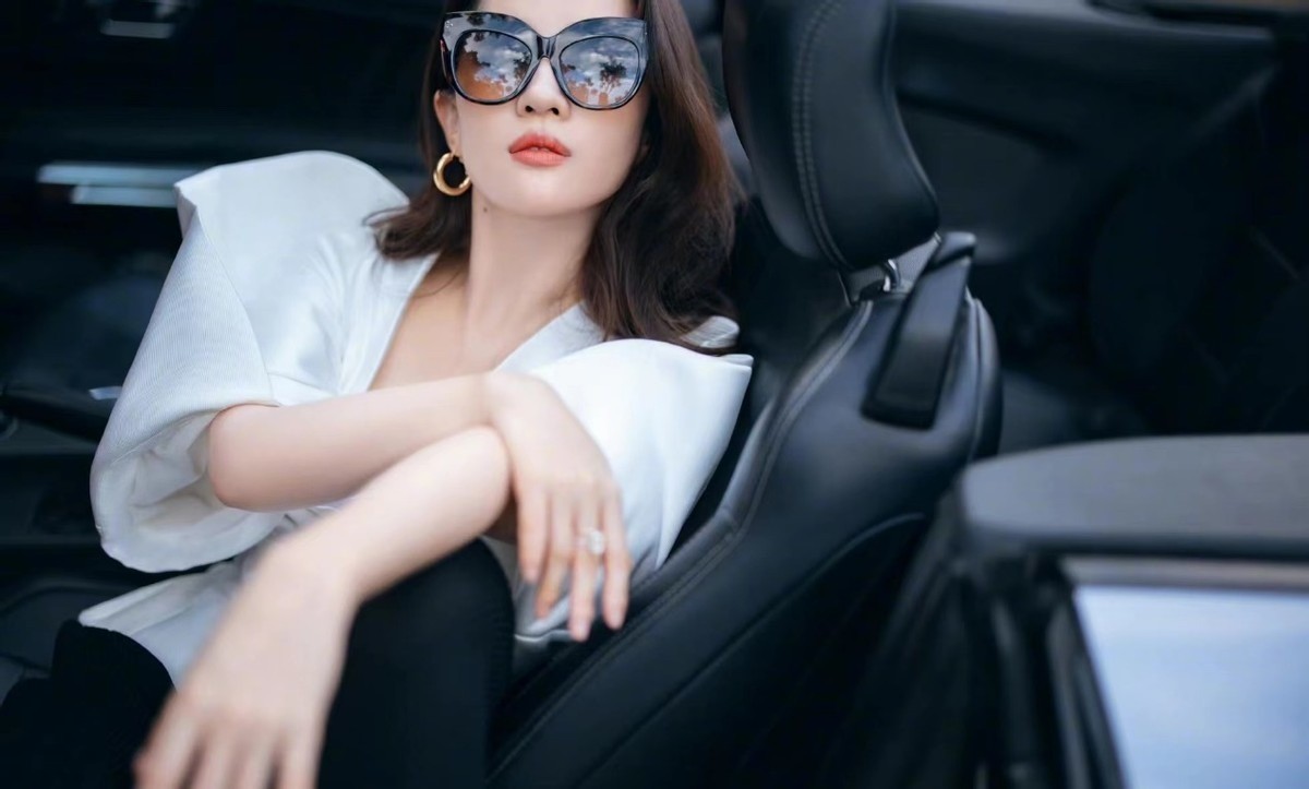 刘亦菲穿lv大衣走机场,刘亦菲一字带围巾