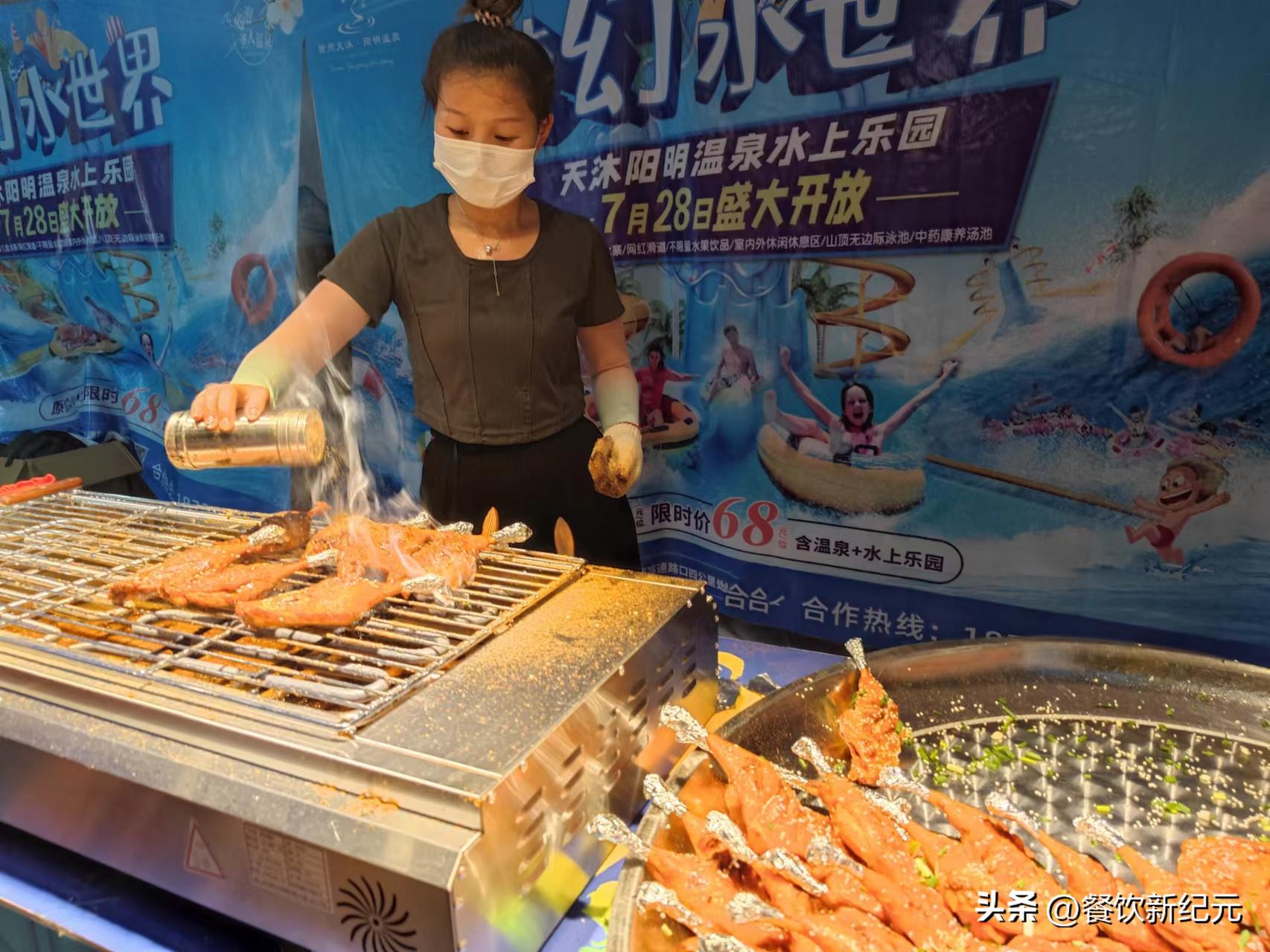 日入3000，江西00后女子摆摊卖烤兔腿，因高颜值走红，被众人围观