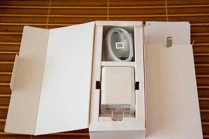 电子怀旧之旅（23）-“花漾”背板的先驱者-华为荣耀8