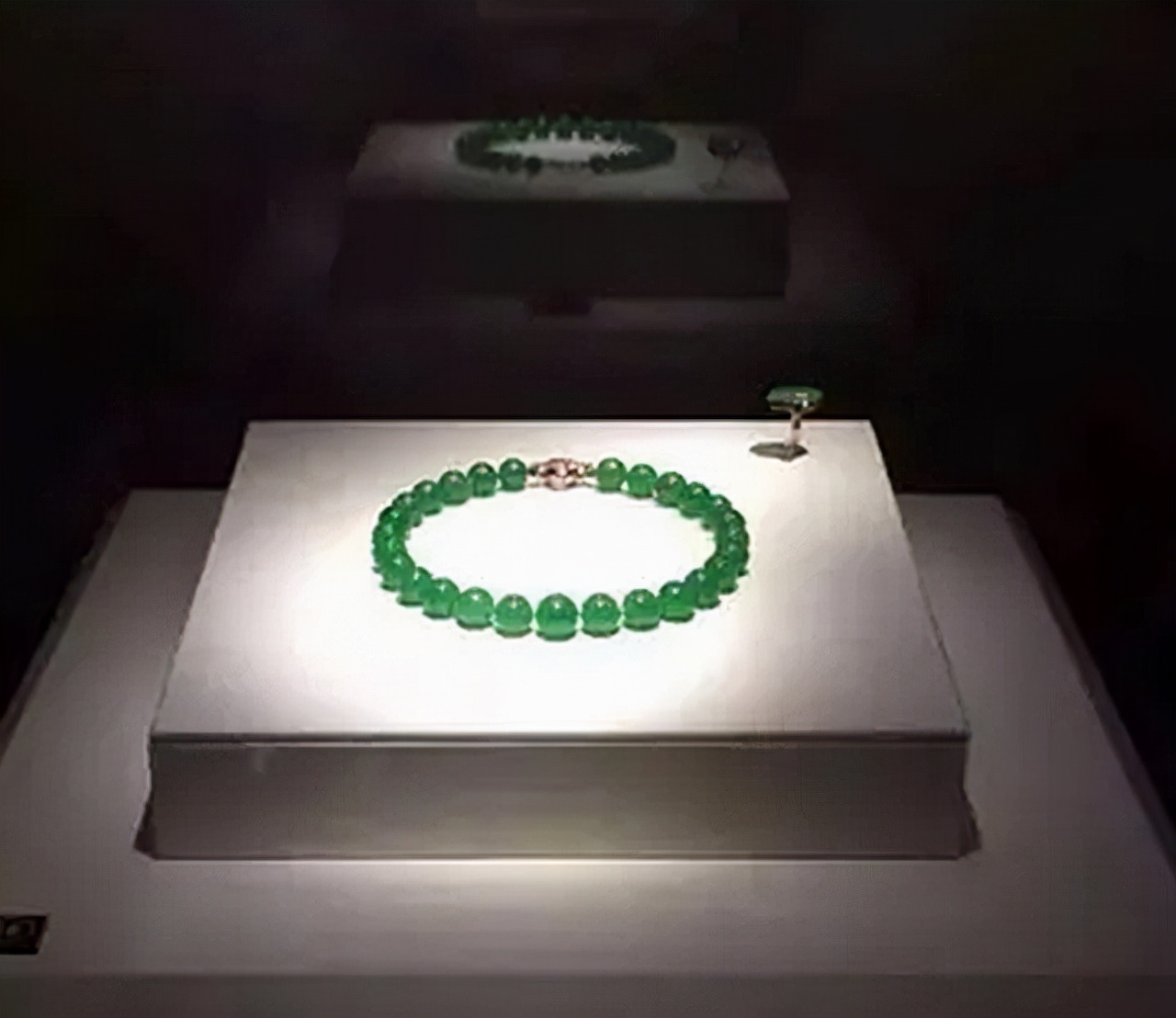 宋美龄麻花手镯值多少钱,宋美龄翡翠手镯价值两亿