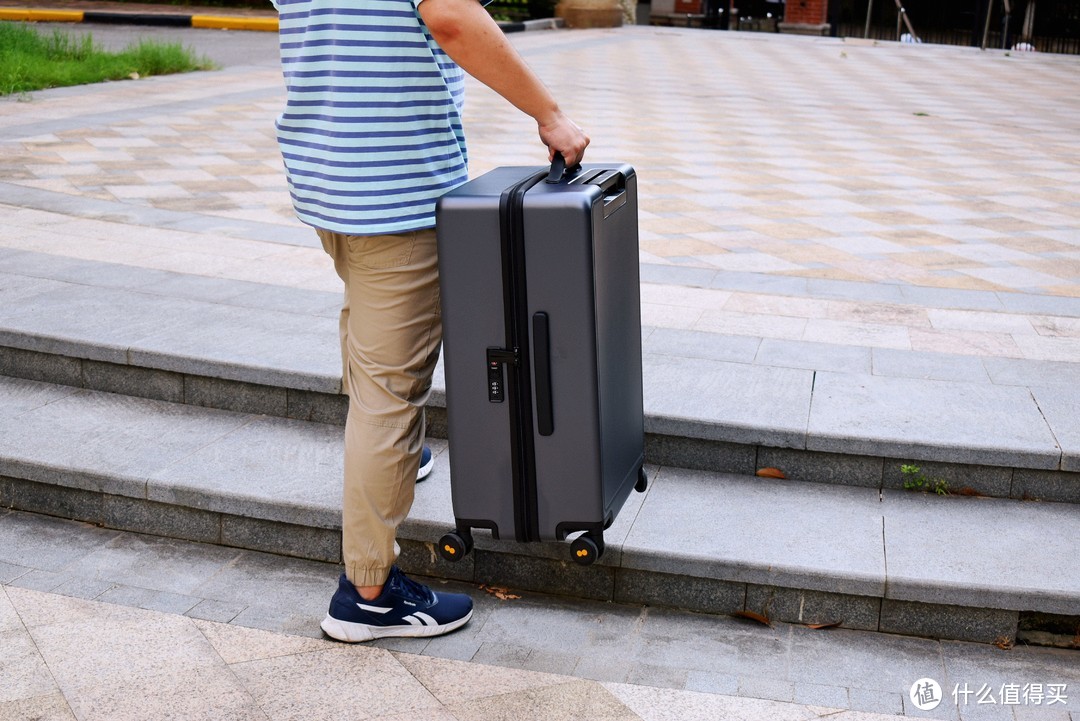 地平线8号城市脉搏行李箱，质感突出，干湿分离，真的好用