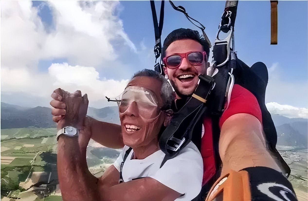 北大学霸将癌晚期父亲骗出国跳伞,北大高材生患癌父亲到国外