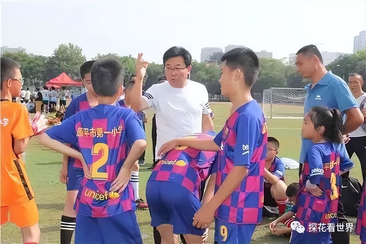 原平一中在原平市足球联赛中包揽高中组、初中组三个冠军
