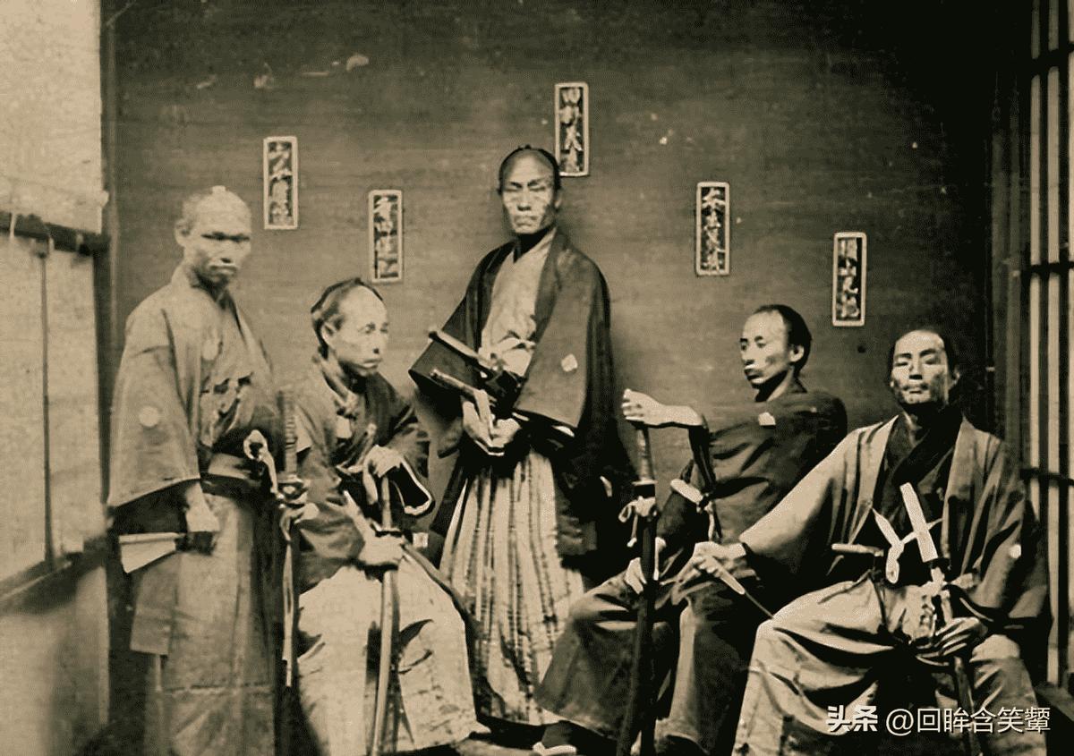 日本暴行老照片,日军女子拍照