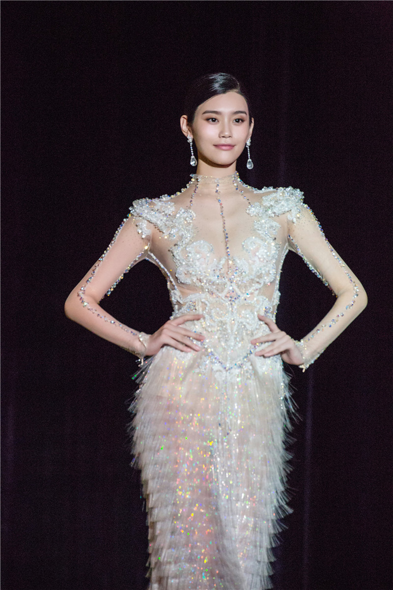 19年后再看汤加丽,为艺术献身成史上第一位人体模特,她做错了