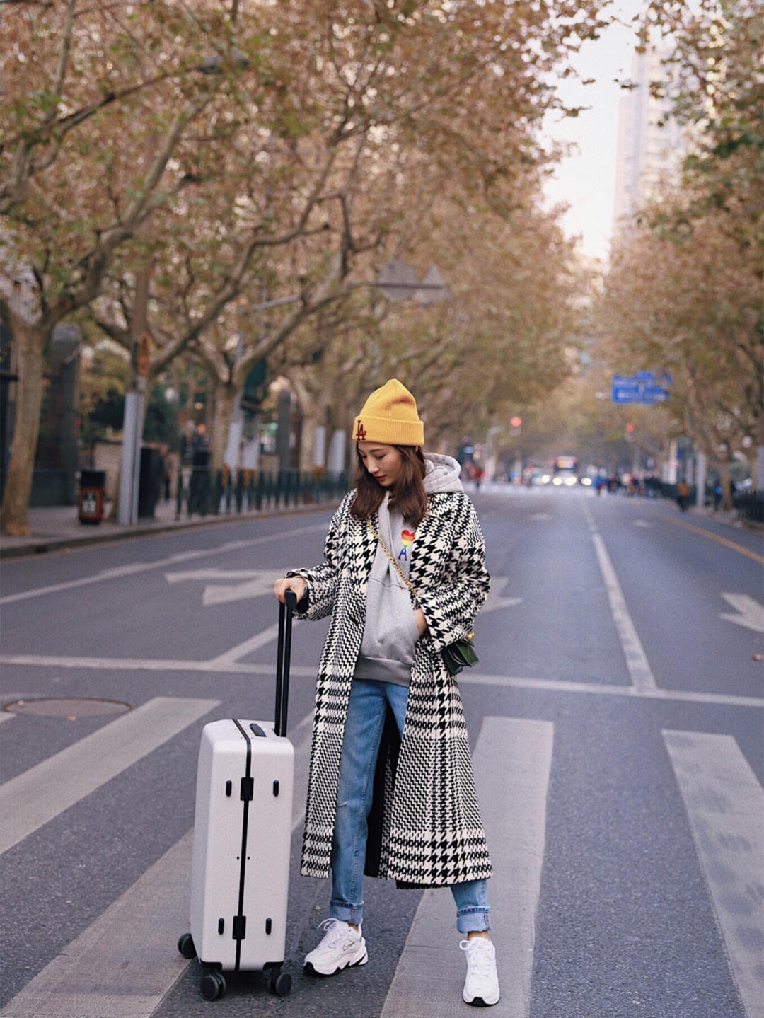 连帽格纹大衣怎么搭配好看,格纹呢大衣适合什么肤色的穿