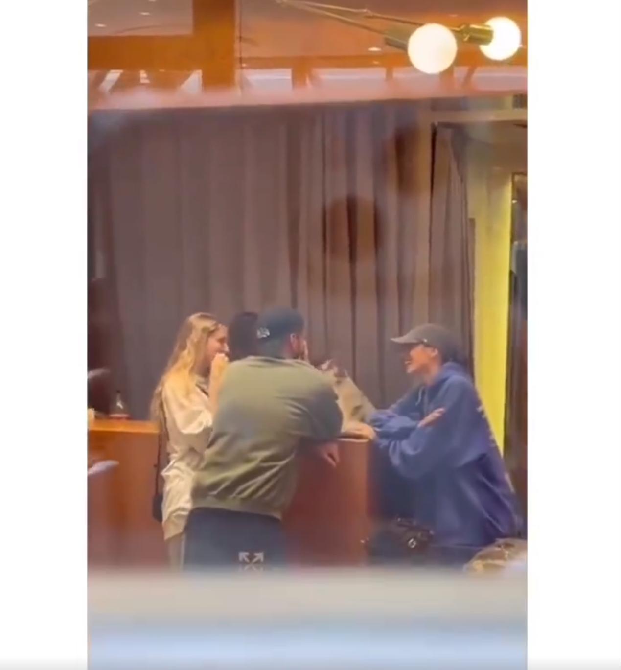 顶流!德保罗带歌星女友购物被围得水泄不通,央求球迷给点时间采购