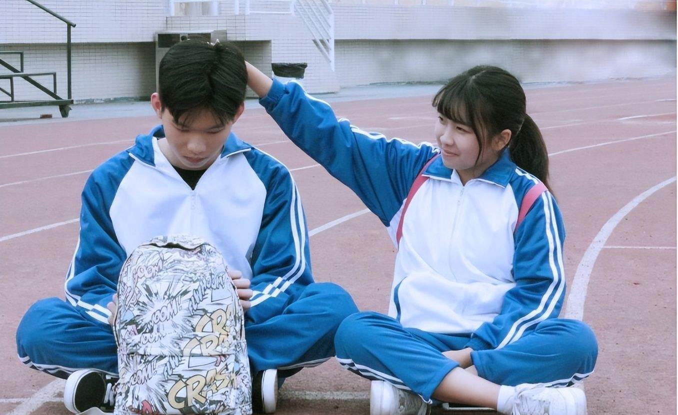 男生为小朋友讲解卫生巾,男孩用卫生巾的正确方法