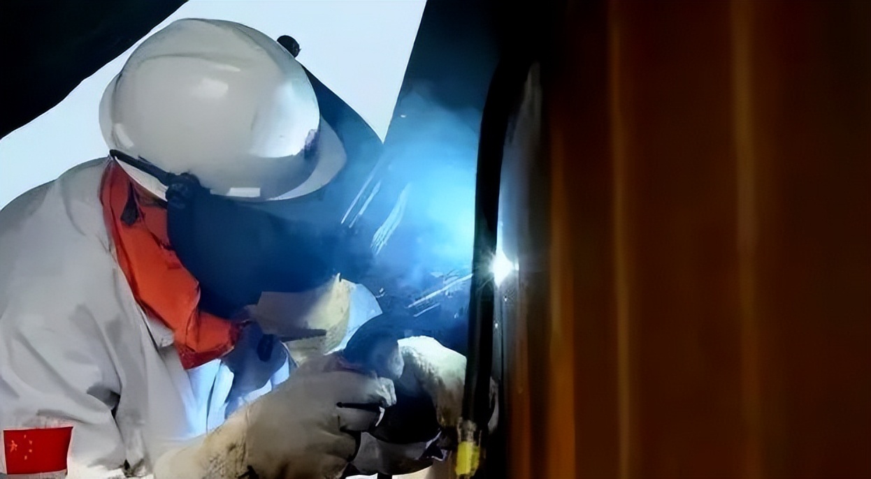 烧电焊如何分清铁水和焊渣,手工焊怎么分清焊渣和铁水