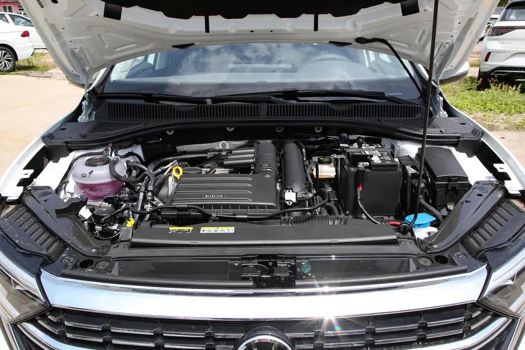 标致408和速腾谁的空间更大,速腾和标致408哪个值得入手