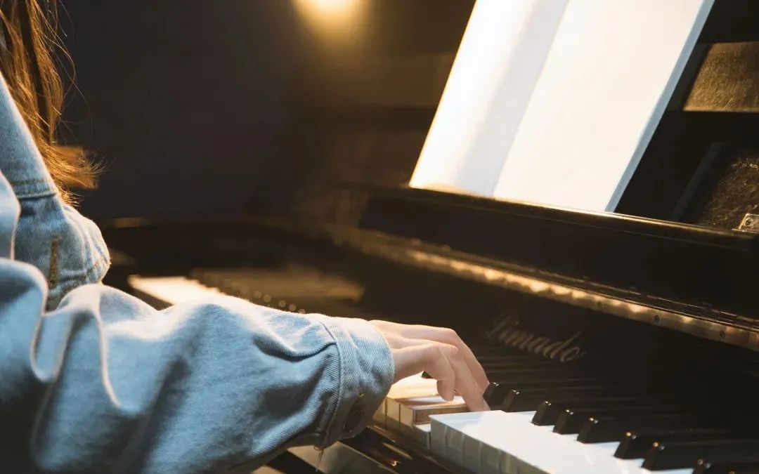 学习钢琴是应该五线谱还是简谱,成人学习钢琴是学五线谱还是简谱