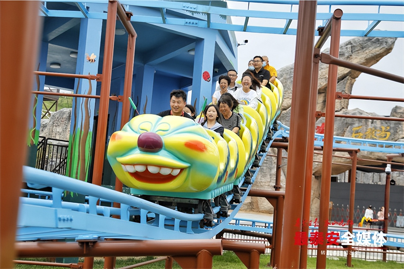 泰山石敢当文化园成*安泰**文旅“新名片”开园首日吸引众多游客“打卡”