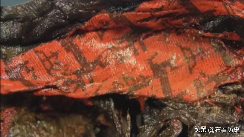 一座不起眼的古墓被发掘,一座千年古墓里的女尸