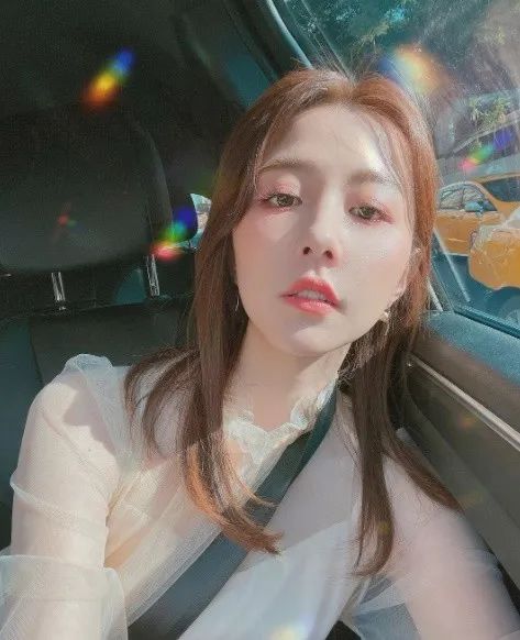 飞来横祸女子无辜被撞飞,飞来横祸女子家门口被撞