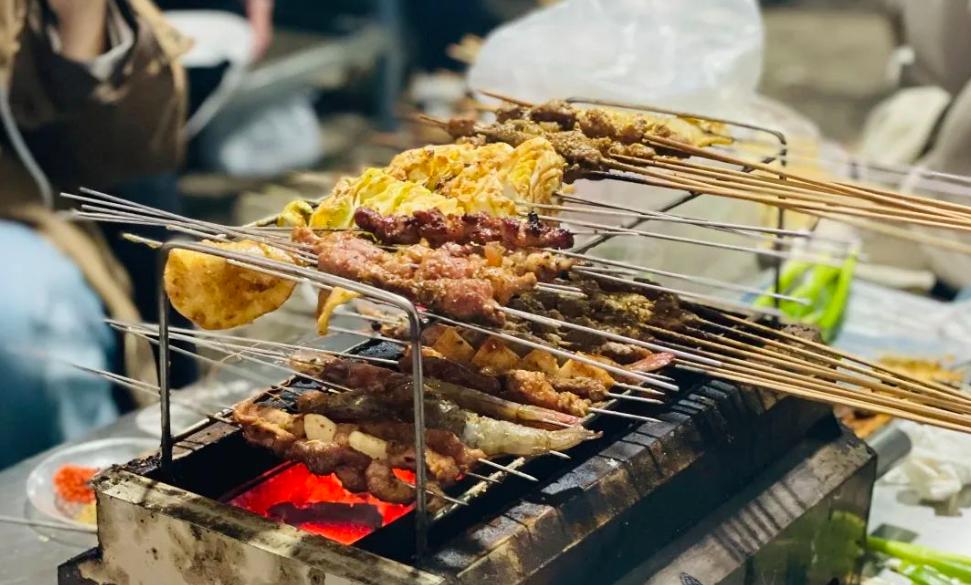 淄博不是露天烧烤吗,淄博烧烤靠的是真诚