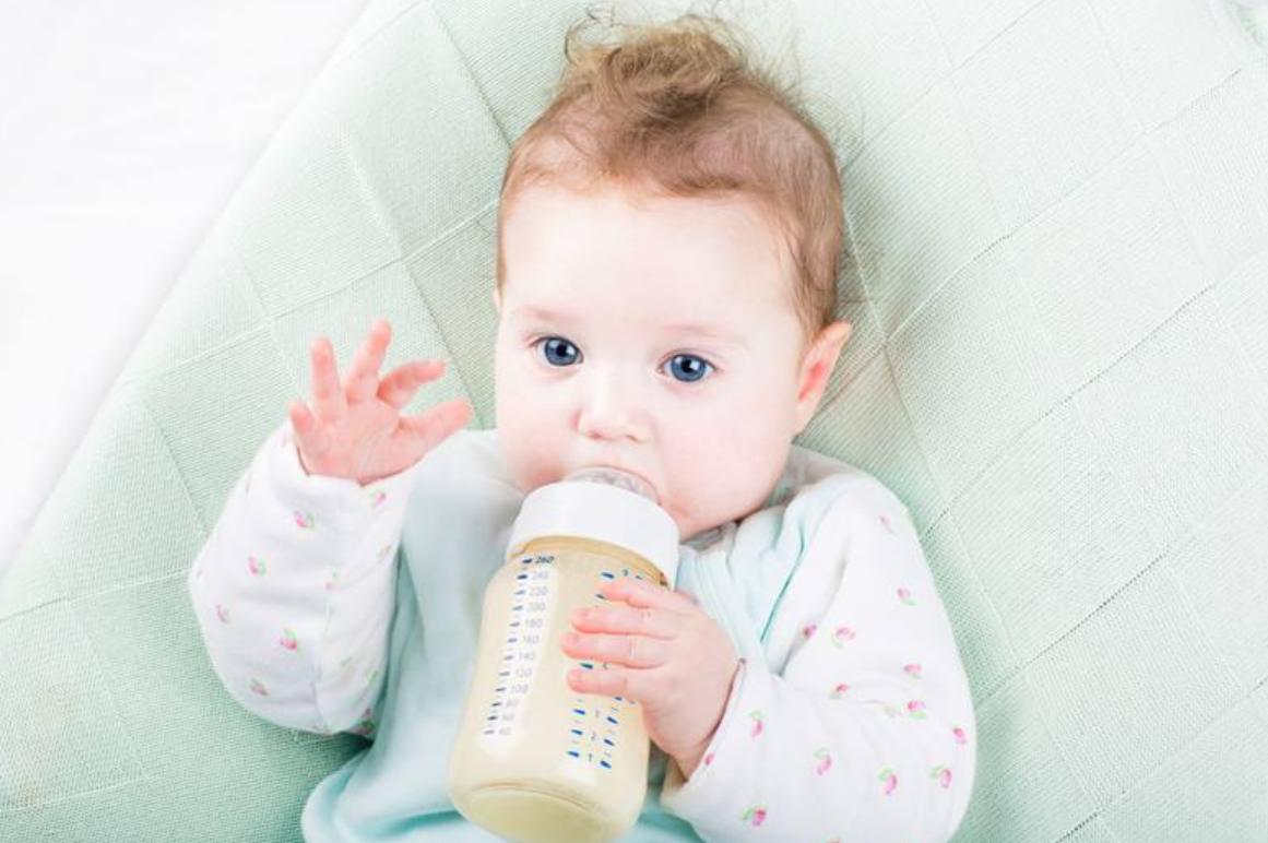 孩子6个月要转二段奶粉,否则会影响发育?错!有些娃不转更好