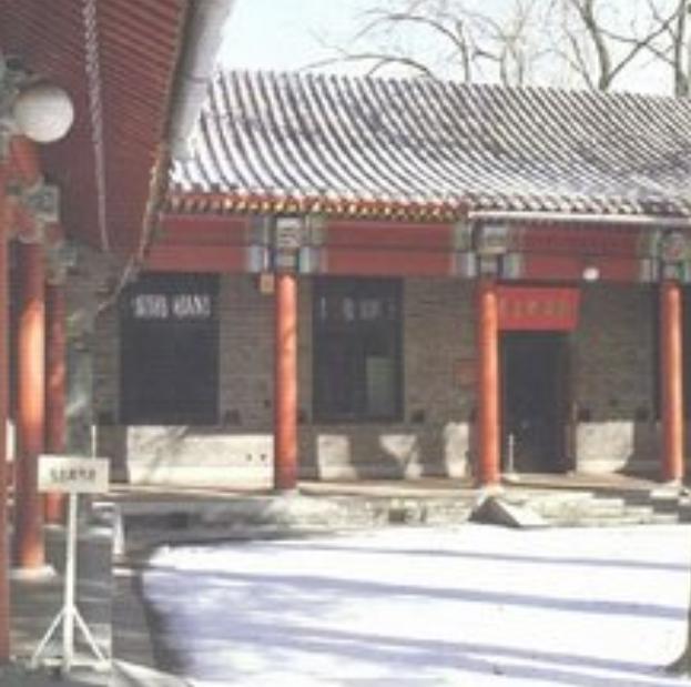 1949年，众人力劝毛主席搬进中南海，毛主席：我不搬，我不做皇帝