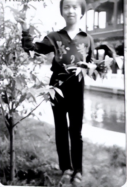 她是世界女乒第一人，大20岁老公与袁立同居12年，转身把她宠上天