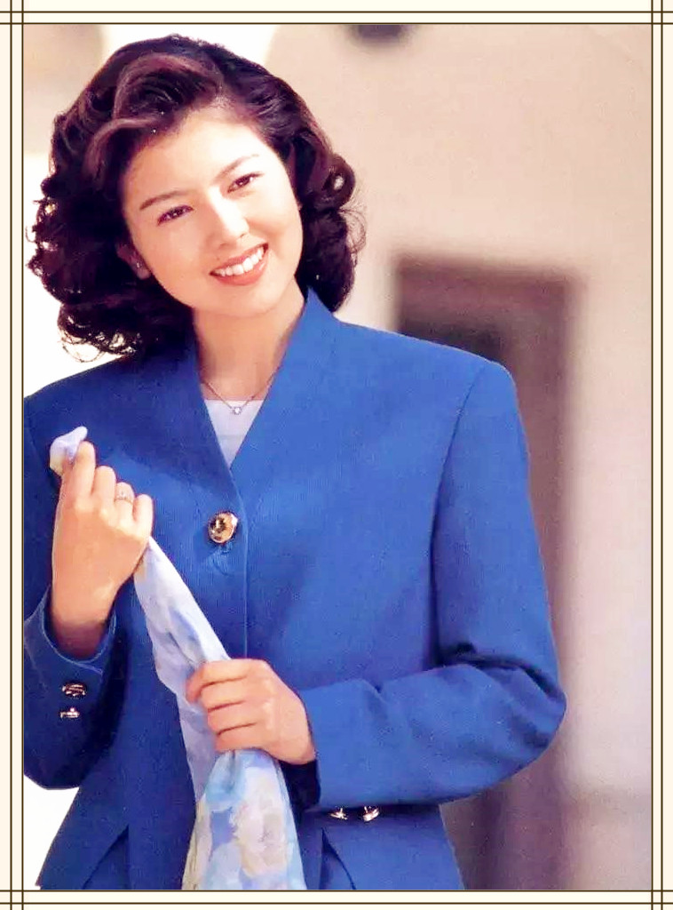 和山口百惠齐名，拥有盛世美颜却至今未嫁，首唱《夜来香》成经典