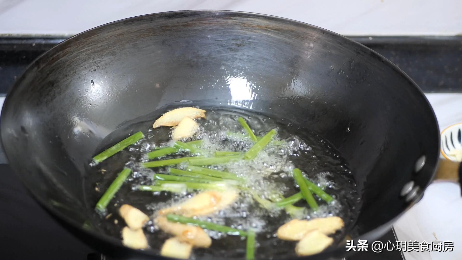 葱烧海参炸葱段怎么不脱皮,正宗鲁菜葱烧海参的做法