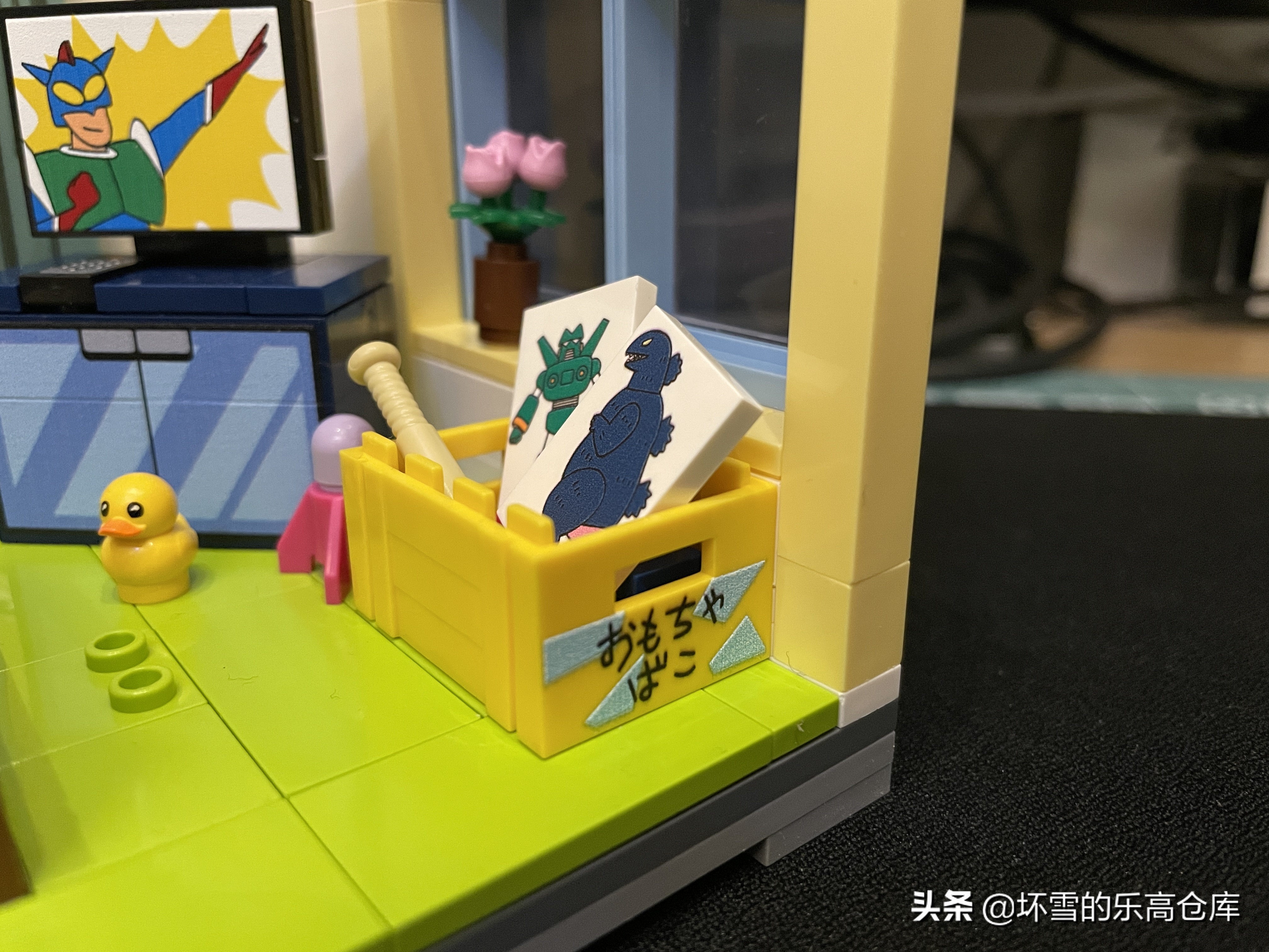 小新来妮妮家看动感超人,小新玩动感超人游戏