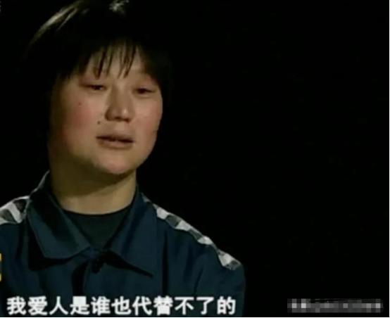 女子趁丈夫睡觉时，在隔壁房间偷情，被发现后和*夫情**将丈夫毒害