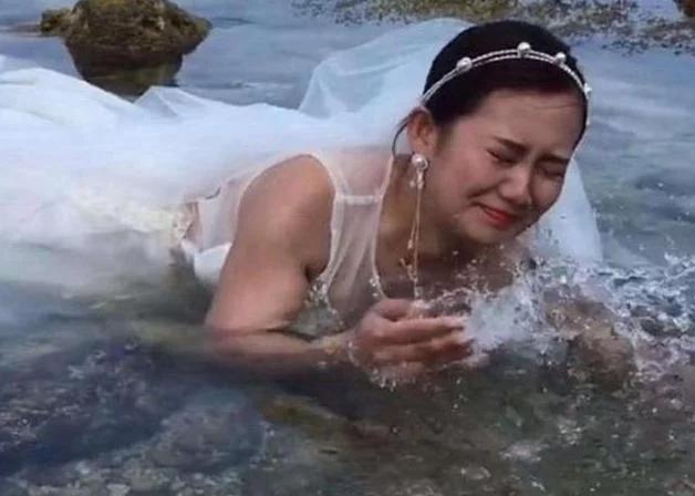 年轻婆婆走红婚礼当天成c位,最年轻婆婆走红新娘表情