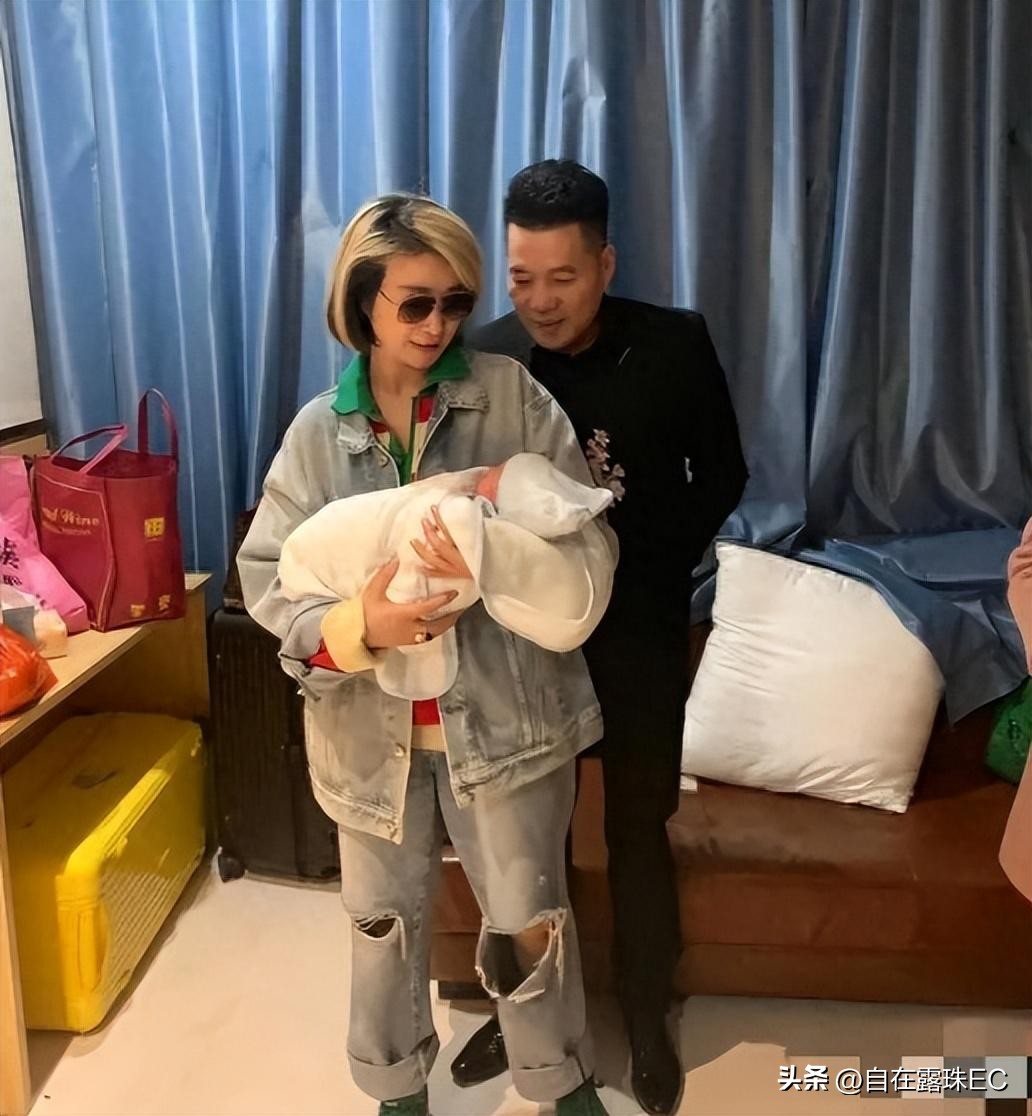 伊尔康二儿子订婚现场：新娘小腹鼓鼓如怀孕，婆婆盖过新娘