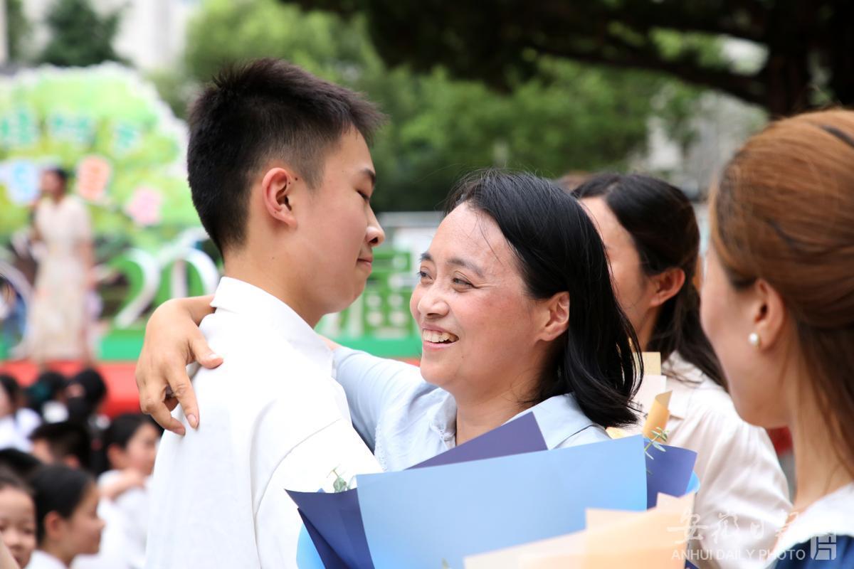 安徽合肥香樟雅苑小学：拥抱恩师惜别母校