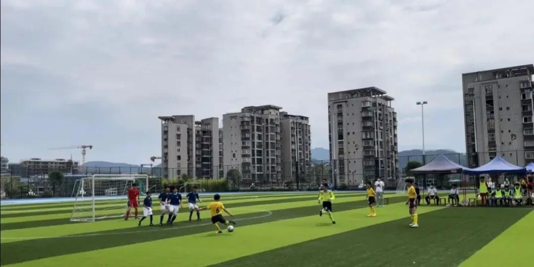 恭喜实验小学足球队喜获冠军,恭喜班级足球赛获得冠军