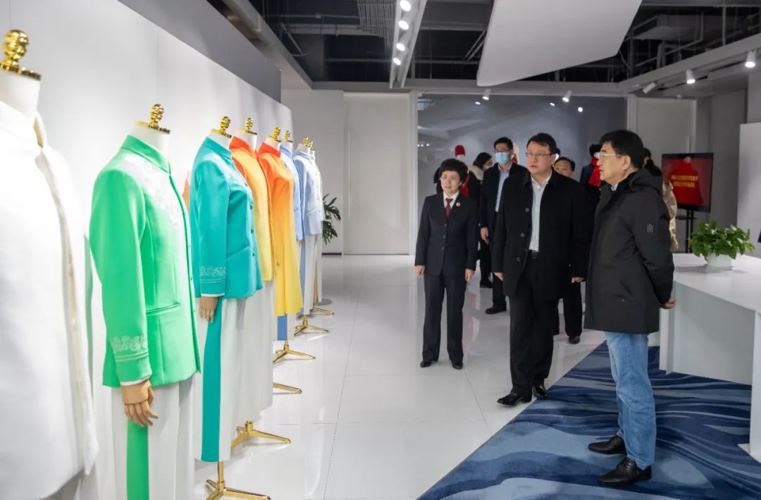 左手是山右手是海,海在半山腰