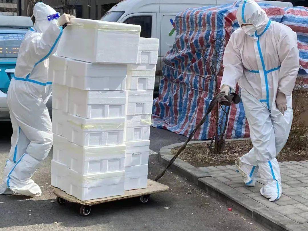 和时间赛跑医者仁心,与时间赛跑医护人员紧密配合