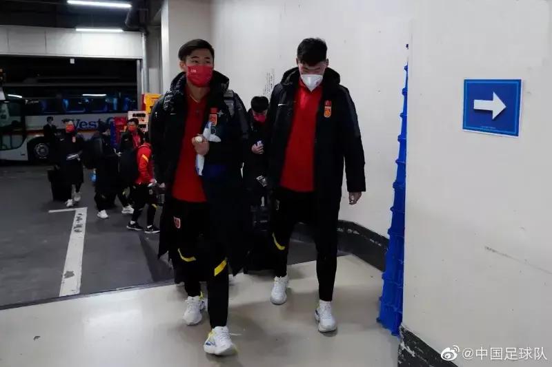 中国男足将战日本，保留出线希望，李霄鹏请大胆搏杀