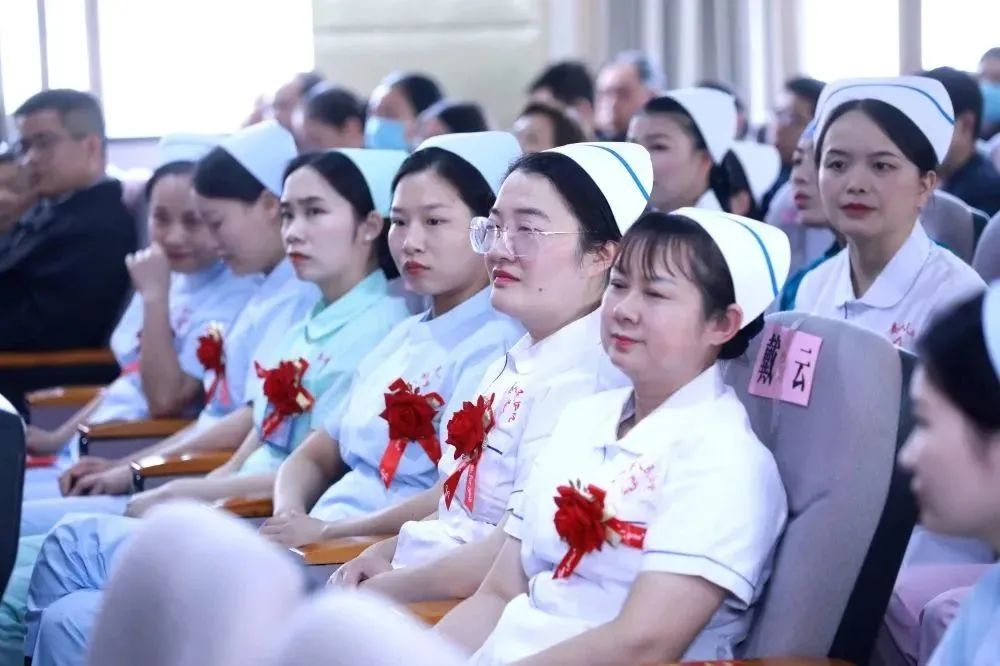 发展护士队伍改善护理服务演讲稿,发展护士队伍改善护理服务黑板报