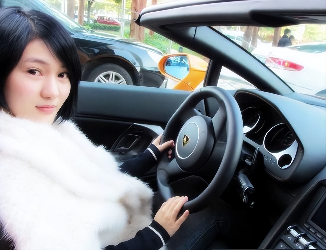 郭美美19岁被*养包**,借商演之名行苟且之事,赚钱太容易炫富惹祸端