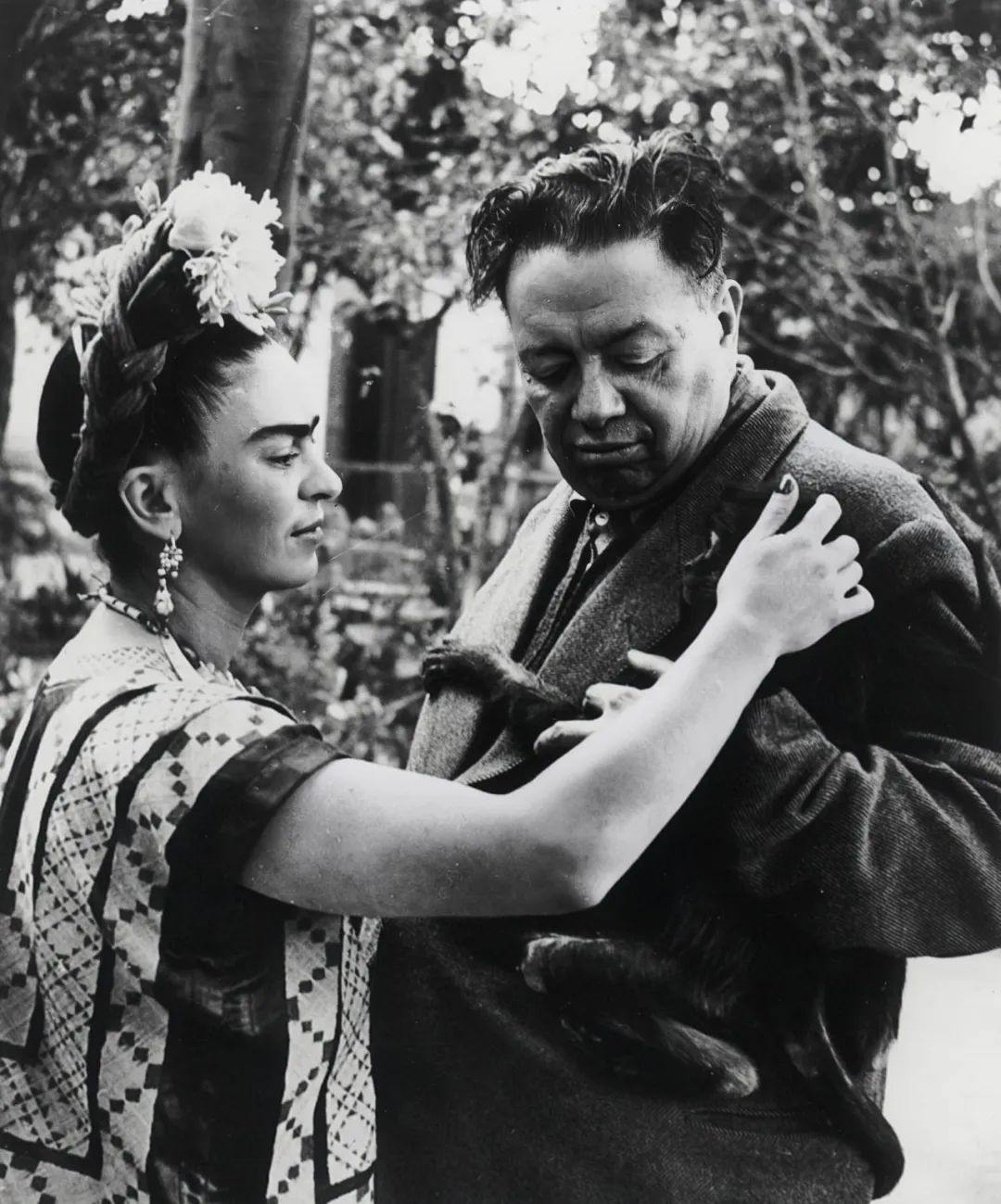 丈夫出轨亲妹,车祸做了32次手术,她的自画像怎么就值2.2亿?