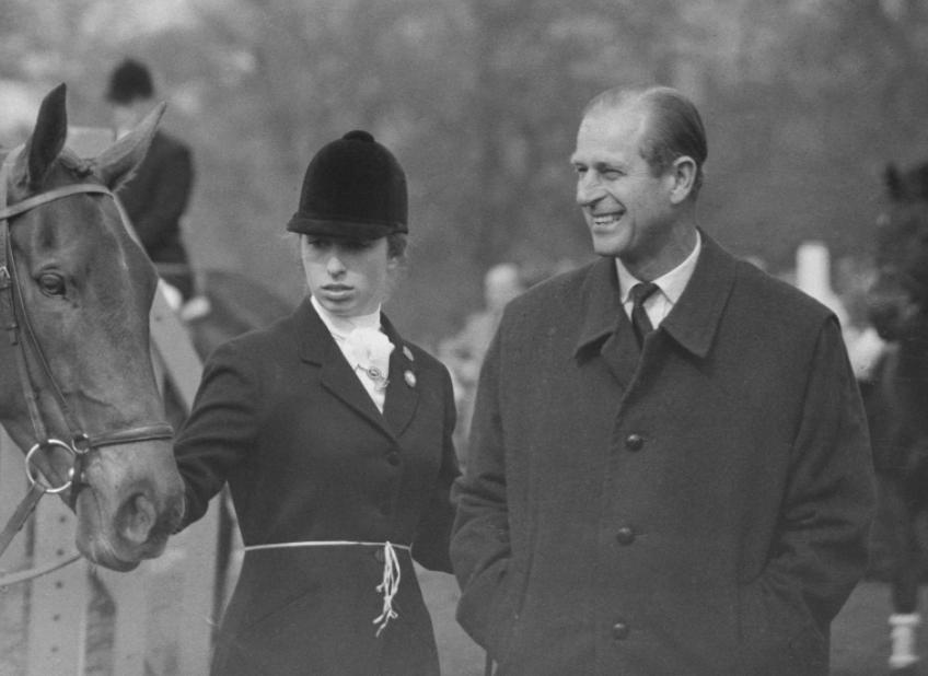 查尔斯和安妮公主兄妹情深,安妮公主和菲利普亲王小时候