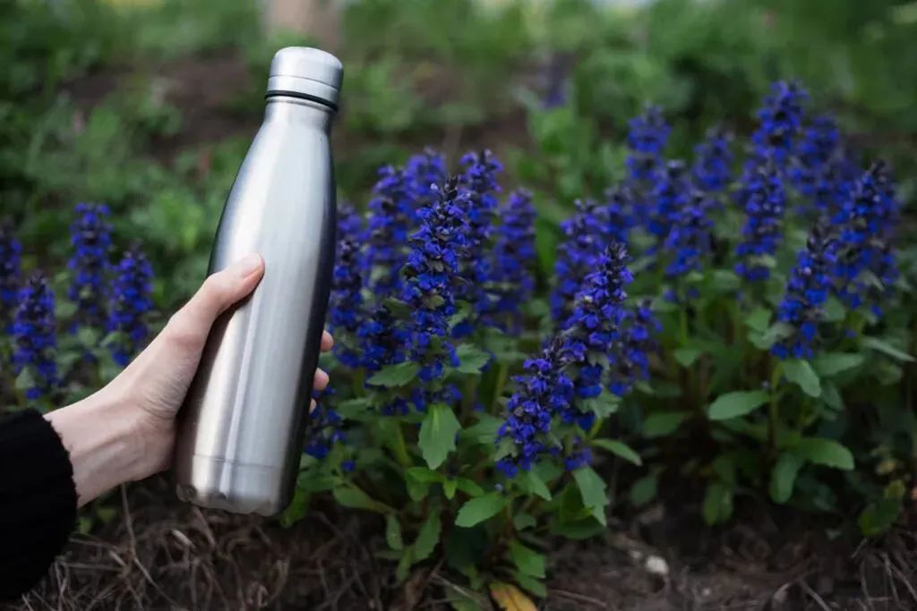 央视曝光保温杯倒入热水变毒水,热水倒进保温杯成毒水